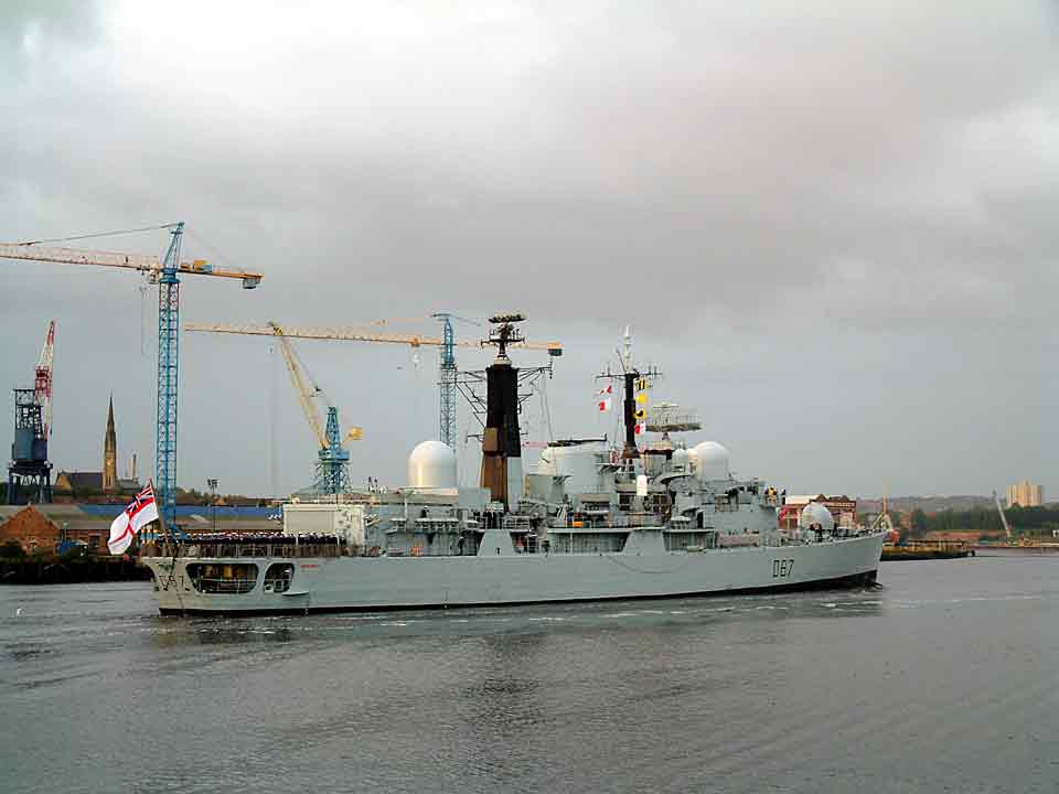HMS Newcastle embarks on a farewell six day tour of the region before being decommissioned at the end of January 2005.Now heading up the Tyne to berth at Spillers Wharf, Newcastle.